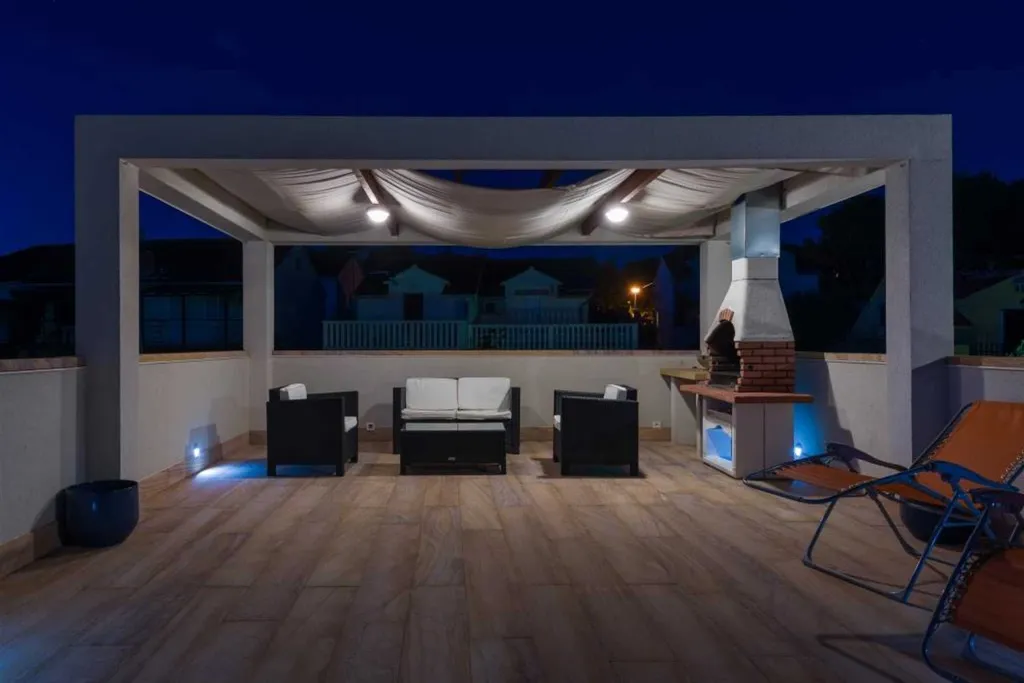 Milna 3-Bedroom Apartment with Roof Terrace
