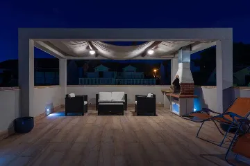 Milna 3-Bedroom Apartment with Roof Terrace