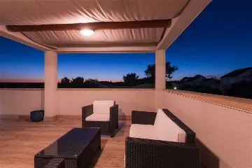Milna 3-Bedroom Apartment with Roof Terrace