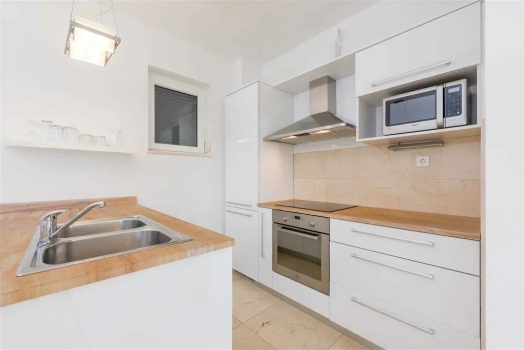 Milna 3-Bedroom Apartment with Roof Terrace