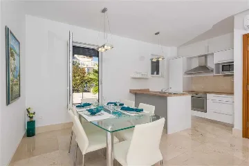 Milna 3-Bedroom Apartment with Roof Terrace