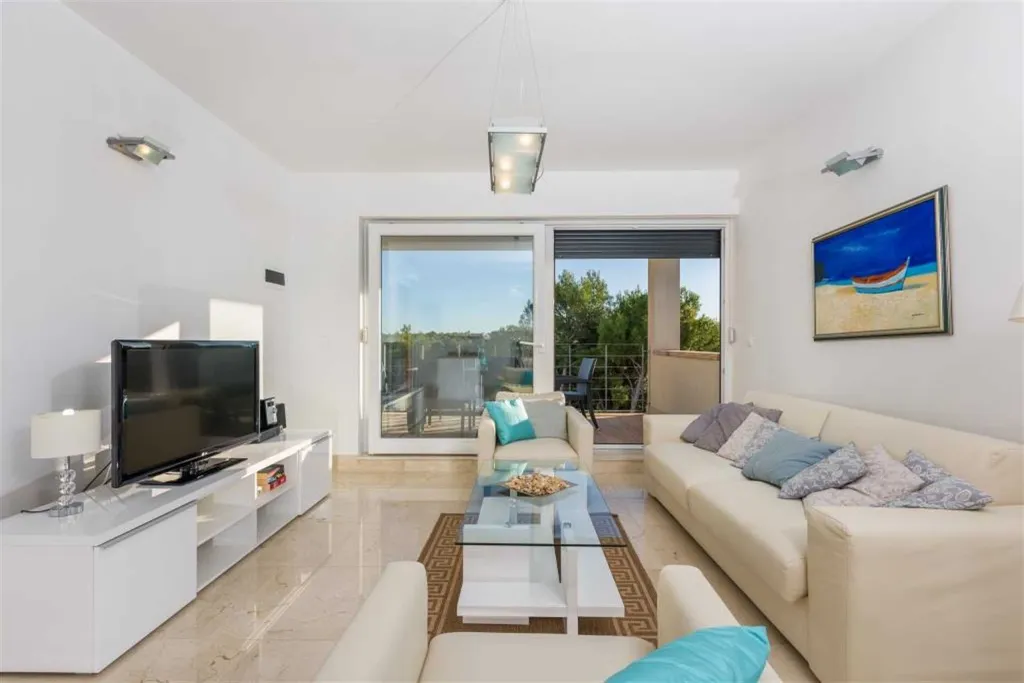 Milna 3-Bedroom Apartment with Roof Terrace