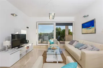 Milna 3-Bedroom Apartment with Roof Terrace