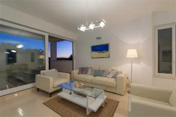 Milna 3-Bedroom Apartment with Roof Terrace