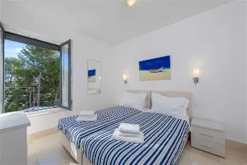 Milna 3-Bedroom Apartment with Roof Terrace