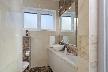 Milna 3-Bedroom Apartment with Roof Terrace