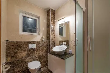 Milna 3-Bedroom Apartment with Roof Terrace