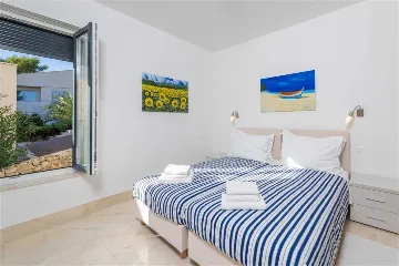 Milna 3-Bedroom Apartment with Roof Terrace