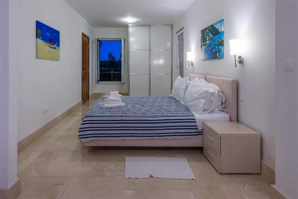 Milna 3-Bedroom Apartment with Roof Terrace