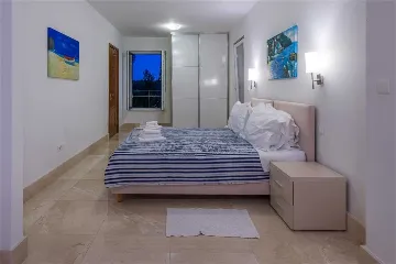 Milna 3-Bedroom Apartment with Roof Terrace