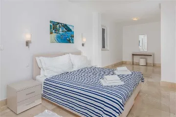 Milna 3-Bedroom Apartment with Roof Terrace