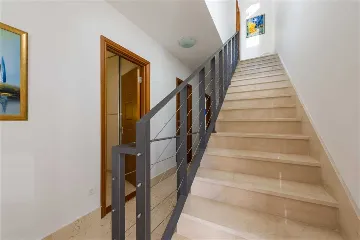 Milna 3-Bedroom Apartment with Roof Terrace