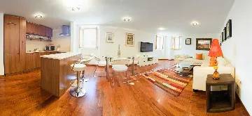 Split 2-Bedroom Apartment for up to 6 Guests