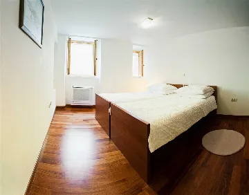 Split 2-Bedroom Apartment for up to 6 Guests