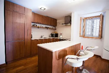 Split 2-Bedroom Apartment for up to 6 Guests