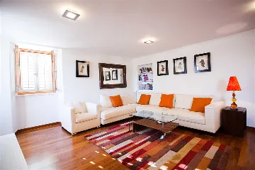 Split 2-Bedroom Apartment for up to 6 Guests