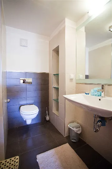 Split 2-Bedroom Apartment for up to 6 Guests