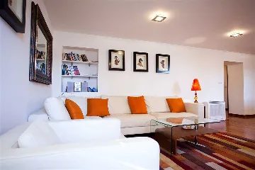 Split 2-Bedroom Apartment for up to 6 Guests