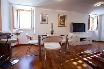 Split 2-Bedroom Apartment for up to 6 Guests