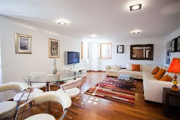 Split 2-Bedroom Apartment for up to 6 Guests