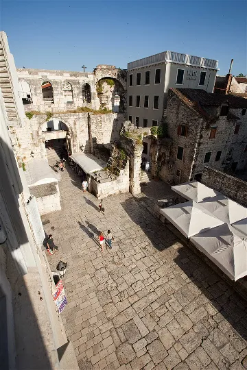 Split 2-Bedroom Apartment for up to 6 Guests