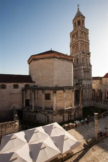 Split 2-Bedroom Apartment for up to 6 Guests