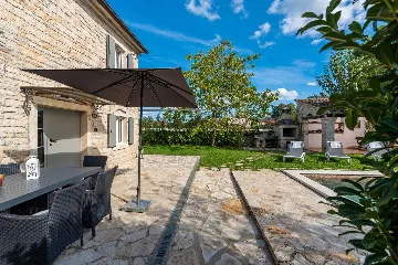 2-Bedroom Villa with Pool in Kanfanar (Sleeps 4)