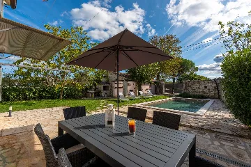 2-Bedroom Villa with Pool in Kanfanar (Sleeps 4)