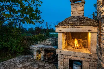 2-Bedroom Villa with Pool in Kanfanar (Sleeps 4)