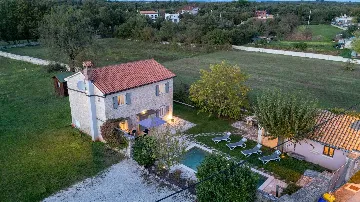 2-Bedroom Villa with Pool in Kanfanar (Sleeps 4)