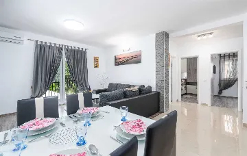 Villa in Rovinjsko Selo for 12 Guests
