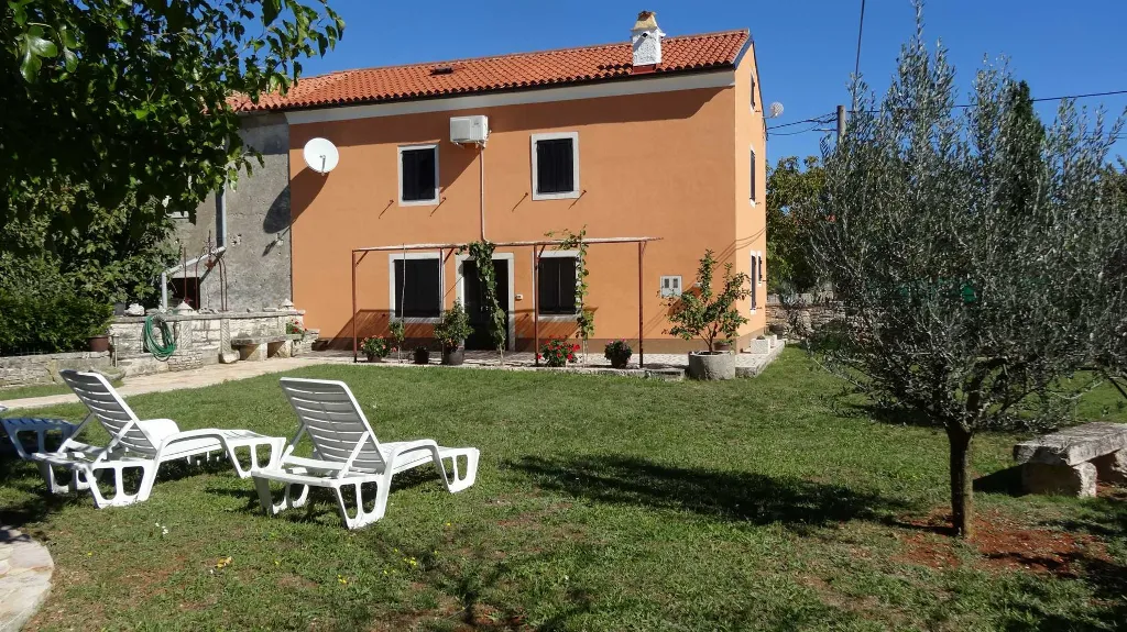 Holiday House in Rakalj for Up to 6 Guests