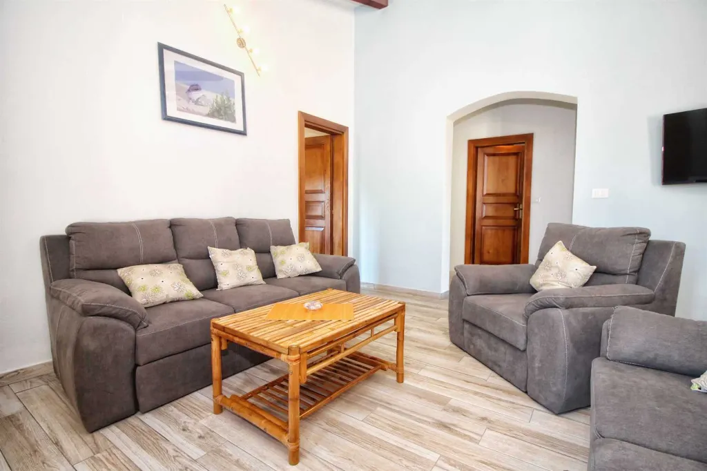 3-Bedroom Holiday House in Peruski, Croatia