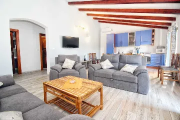 3-Bedroom Holiday House in Peruski, Croatia