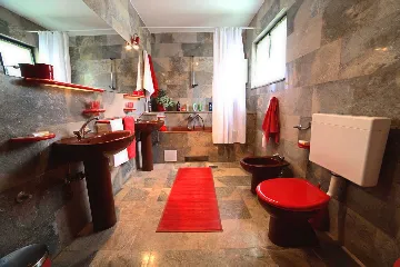 Villa for 8 Guests in Mravince with Pool & Hot Tub