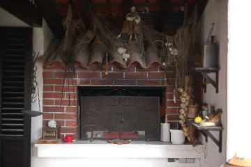 Villa for 8 Guests in Mravince with Pool & Hot Tub