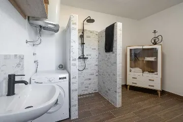 Villa for 8 Guests in Mravince with Pool & Hot Tub