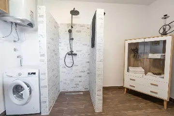 Villa for 8 Guests in Mravince with Pool & Hot Tub