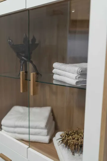 Villa for 8 Guests in Mravince with Pool & Hot Tub