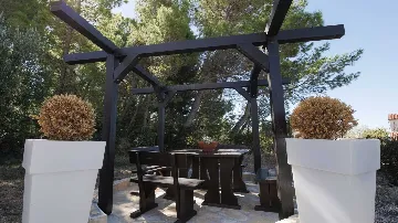 Villa for 8 Guests in Mravince with Pool & Hot Tub