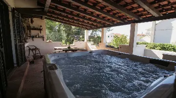 Villa for 8 Guests in Mravince with Pool & Hot Tub