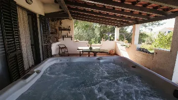 Villa for 8 Guests in Mravince with Pool & Hot Tub