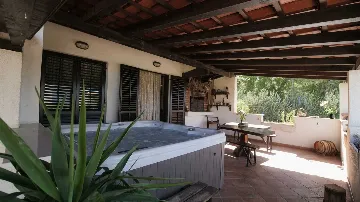 Villa for 8 Guests in Mravince with Pool & Hot Tub