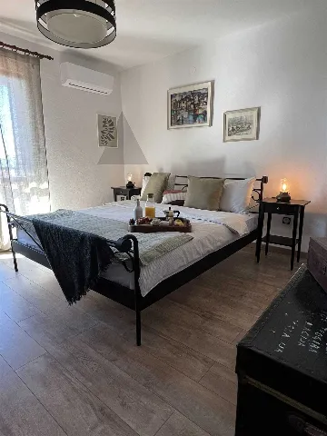 Villa for 8 Guests in Mravince with Pool & Hot Tub