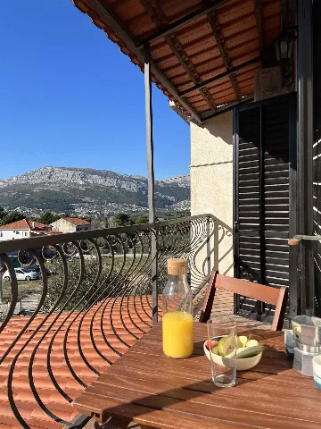 Villa for 8 Guests in Mravince with Pool & Hot Tub