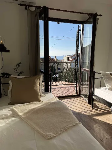 Villa for 8 Guests in Mravince with Pool & Hot Tub