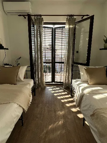 Villa for 8 Guests in Mravince with Pool & Hot Tub