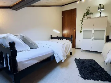 Villa for 8 Guests in Mravince with Pool & Hot Tub