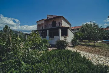 Villa for 8 Guests in Mravince with Pool & Hot Tub