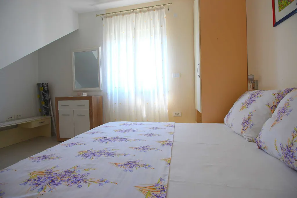 Rovinj Apartment for 4 Guests with 2 Bedrooms